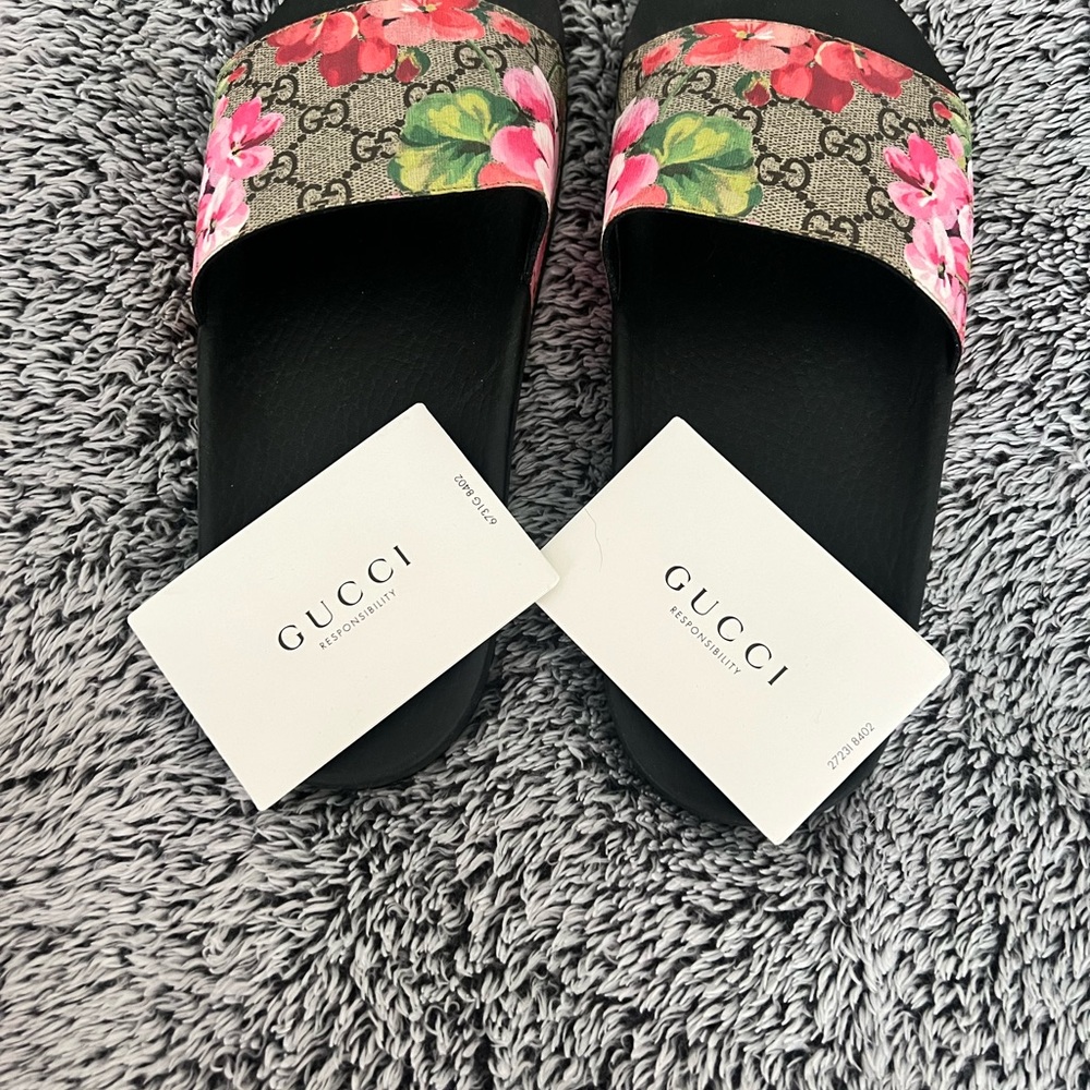 COPY - Gucci floral sides. Worn once!!!!! Comes with box and papers